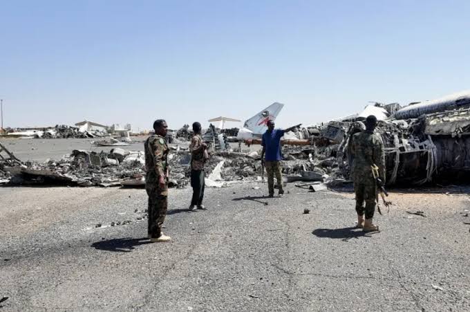 دفن رفاة ركاب الطائرة السعودية بمطار الخرطوم