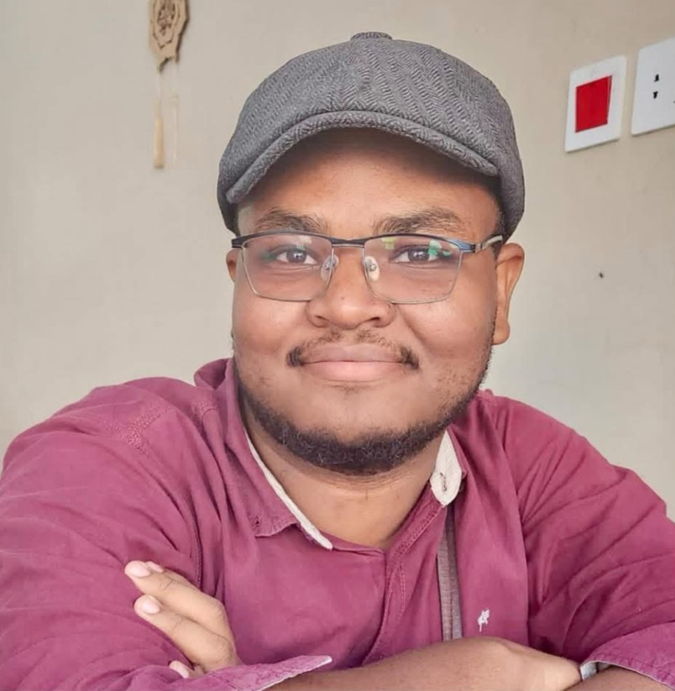 الكاتب مصطفى خالد