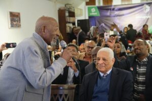 الفنان السوداني شرحبيل أحمد خلال فعالية تكريمه في جاليري ضي بالقاهرة (تصوير: sari omer / الغد السوداني)