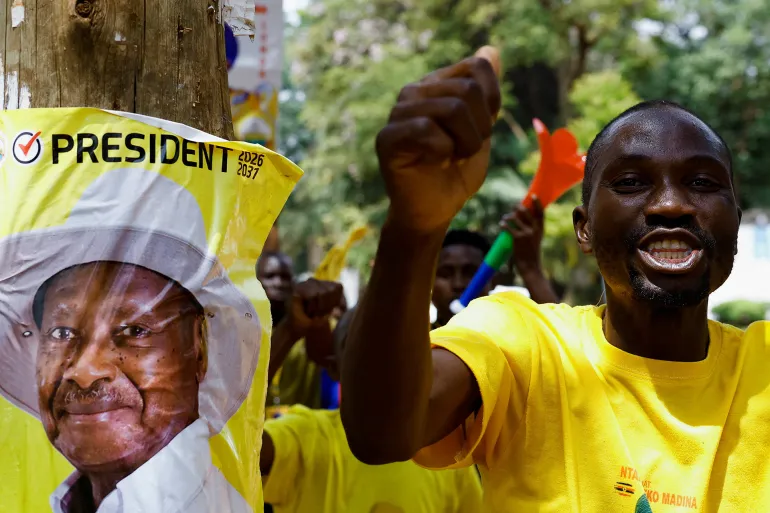 أنصار موسيفيني احتفلوا بفوزه الساحق في الانتخابات رغم شبهات بوجود عمليات تزوير (رويترز)