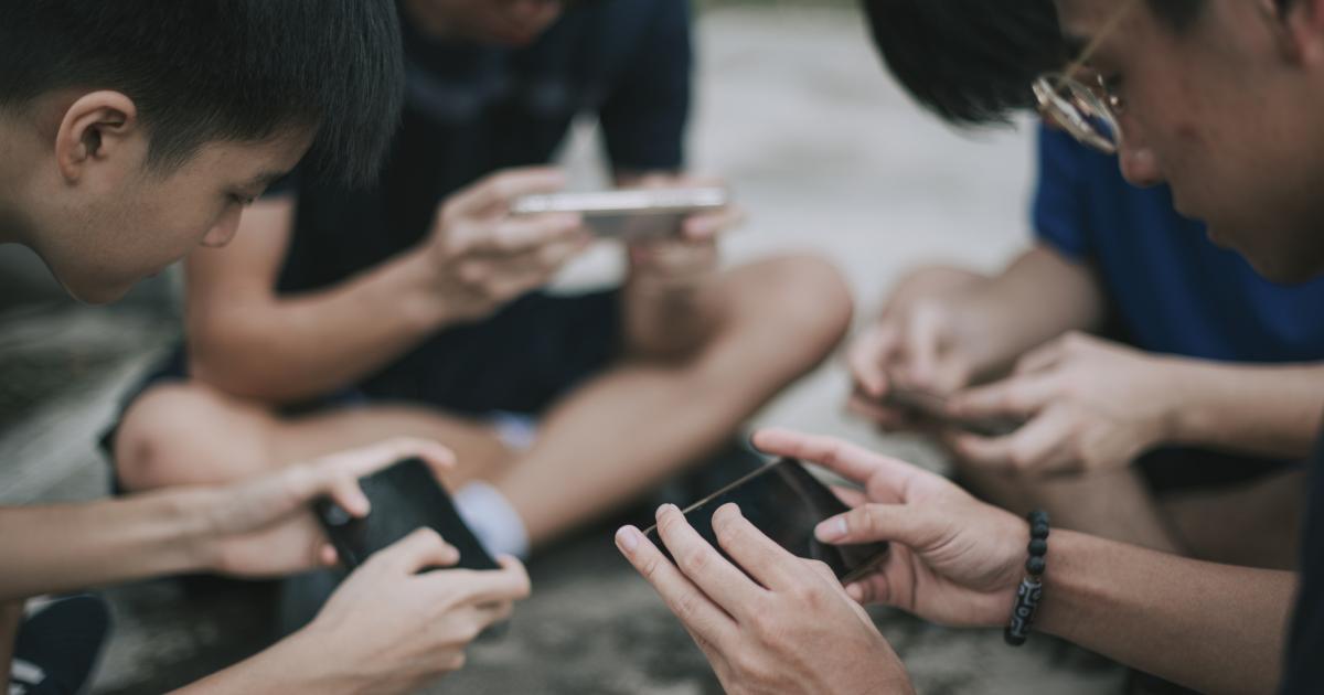 ادمان الأطفال على وسائل التواصل الاجتماعي