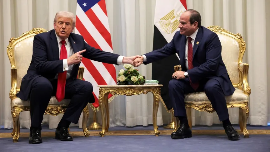 الرئيس المصري عبد الفتاح السيسي يستقبل نظيره الأميركي دونالد ترمب في شرم الشيخ قبيل قمة السلام بشأن إنهاء الحرب في غزة. 13 أكتوبر 2025 - REUTERS