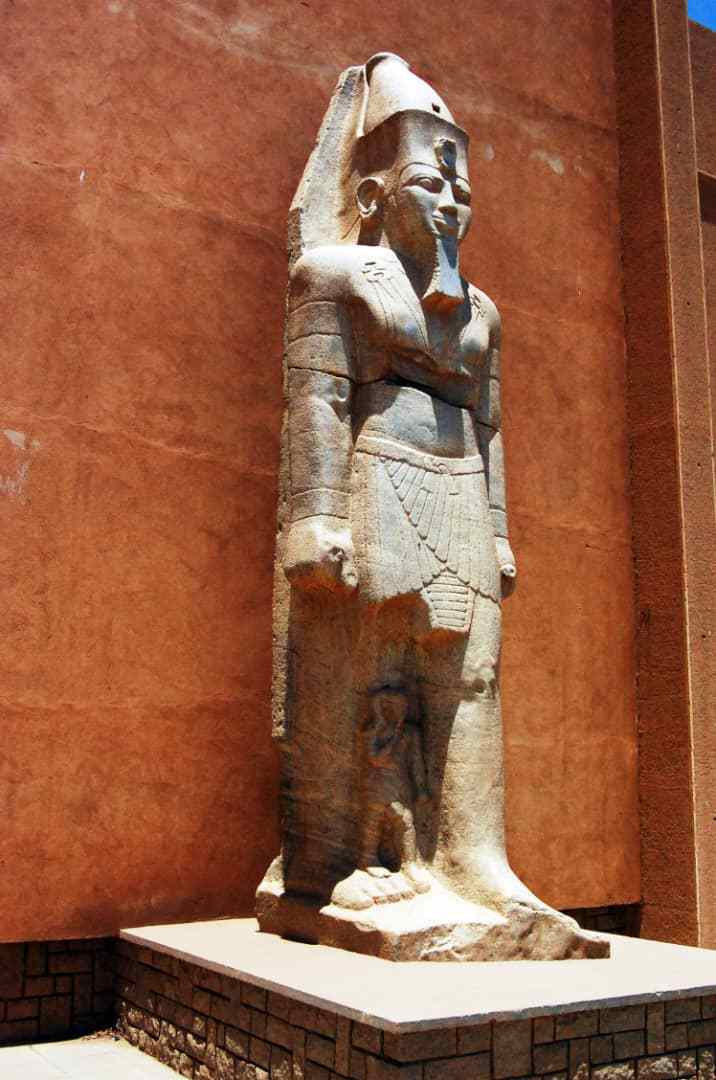 احدى التماثيل في مدخل المتحف
