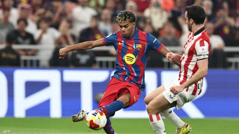 لامين يامال جناح برشلونة يرواغ إينيغو ليكوي مدافع بلباو