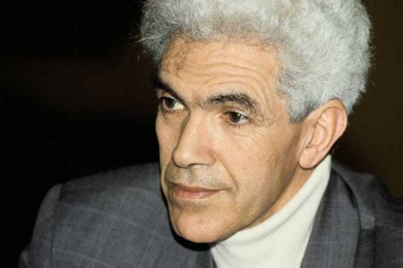 هرب محمد حربي من الجزائر خلال عام 1973 نحو فرنسا، حيث تفرغ للتدريس بالجامعة والبحث الأكاديمي في تاريخ الجزائر الحديث، علماً أنه أحد المشاركين فيه (مواقع التواصل)