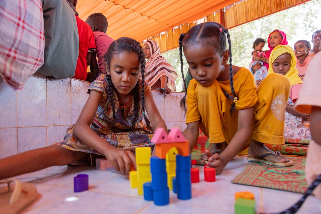 مسؤولة-يونسيف-مع-اطفال-نازحين-في-السودان.