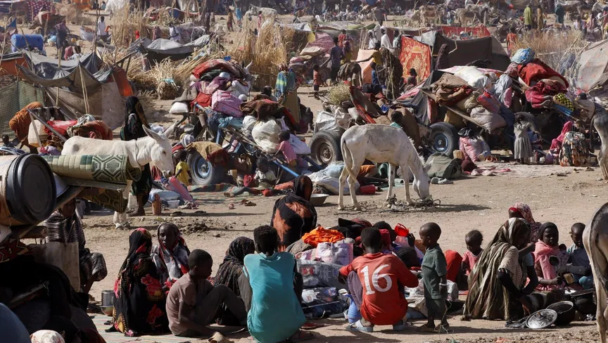 نازحون سودانيون في أعقاب هجمات لقوات الدعم السريع على ملجأ مخيم زمزم للنازحين في بلدة الطويلة