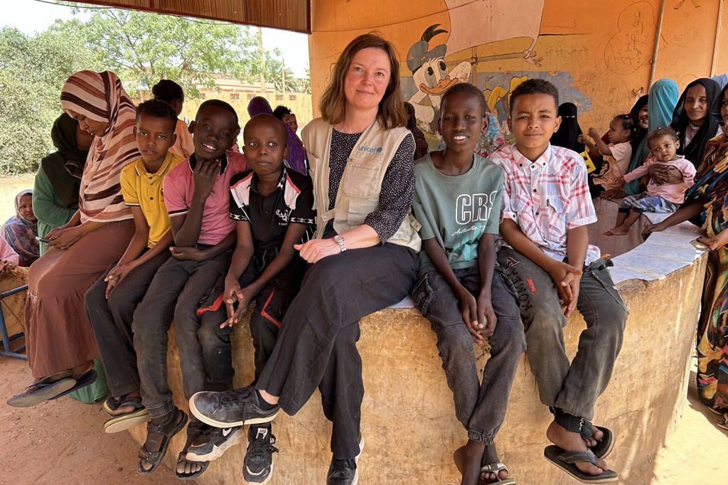يونسيف مع اطفال سودانيون